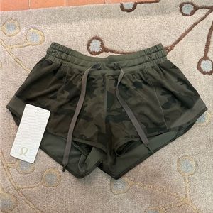 lululemon * 4 * hotty hot 2.5” short savasana camo 20cm fatigue green